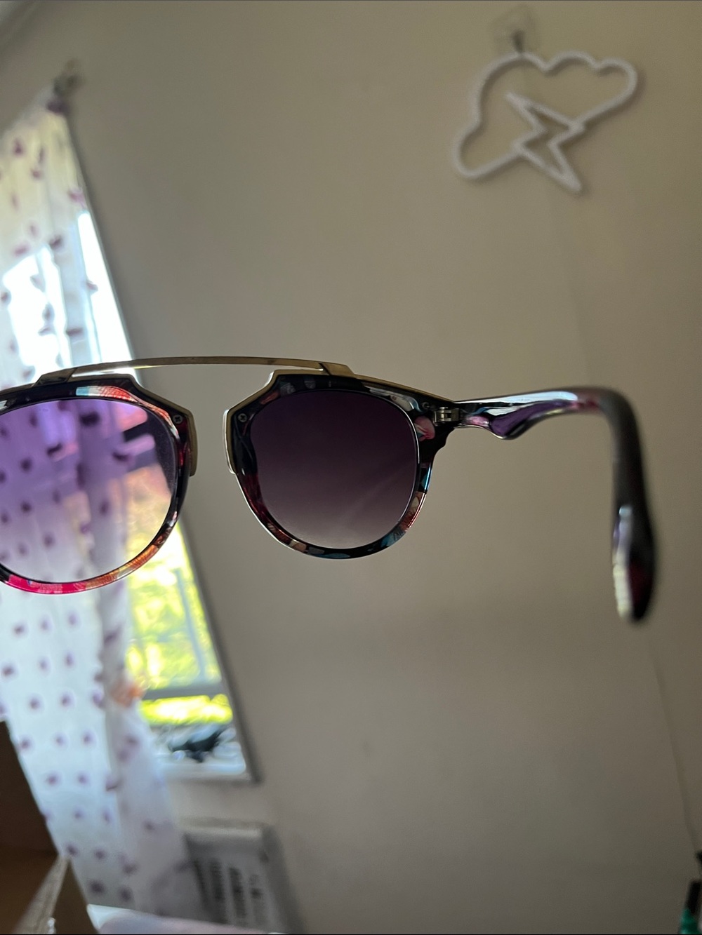 Modern Geometric Round Sunglasses with Gold Accents - Picture 4 of 4